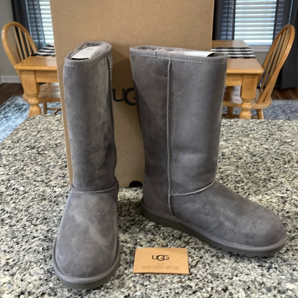 🎉HOST PICK🎉 UGG Classic Tall (Big Kid 5)